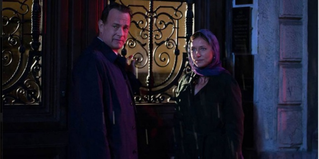 Tom Hanks Disambut Penggemar di Singapura