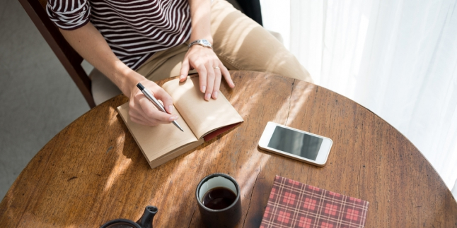 Uangkan Imajinasi Panas di Pikiran Loe