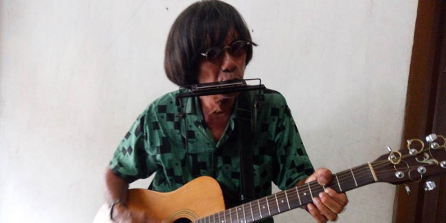 John Lennon Asal Sleman, Mengamen Sekaligus Edukasi
