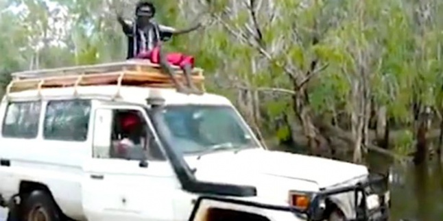 Orang Ini Selamat Sebrangi Sungai Penuh Buaya