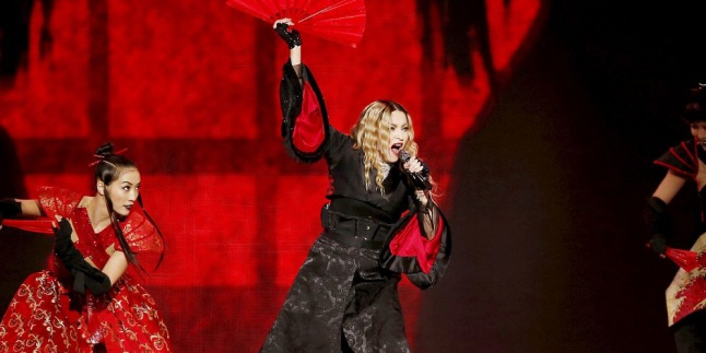 Ups, Madonna Sial Lagi di Atas Panggung