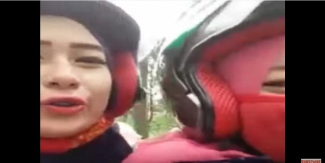 Video Musibah 2 Cewek yang Selfie Saat Naik Motor Ini Terus Jadi Viral