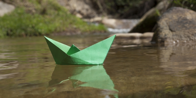 Wow! Perahu Dari Kertas Ini Bisa Dinaiki!
