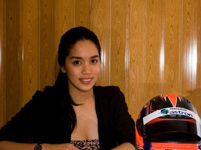 Alexandra Lebih Seneng Pake Celana Dalam Hitam