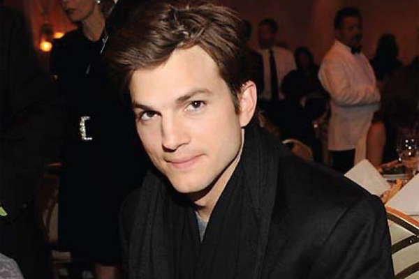 Ashton Kutcher Jalan-Jalan Keluar Angkasa
