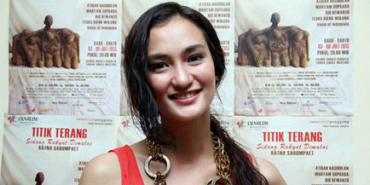 Atiqah Hasiholan Operasi Payudara di Film Terbarunya thumbnail