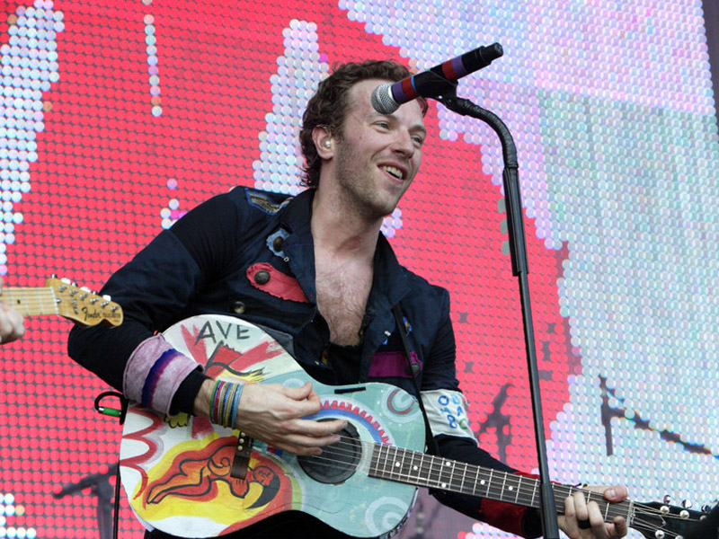 Bantu Korban Badai, Chris Martin Lelang Gitar!