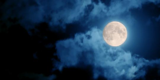 Bulan Purnama Bikin Orang Lebih Sulit Tidur?