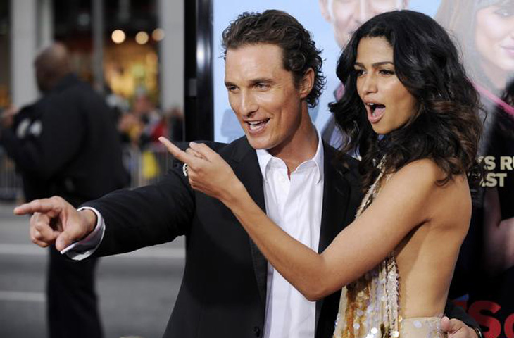 Camila Alves Pernah Jadi Pelayan