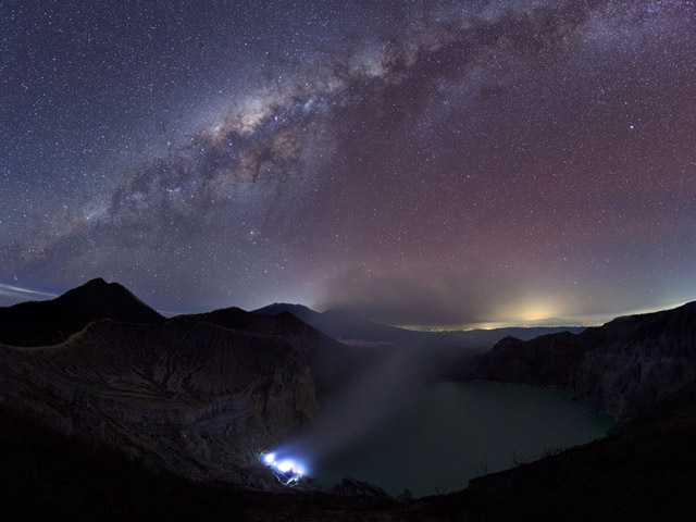 Cantiknya, Gunung Bromo dihiasi Galaksi Milky Way