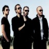 Coldplay dan Penyelenggara Glastonbury Bergabung Dengan Oxfam Membantu Korban Gempa Haiti.