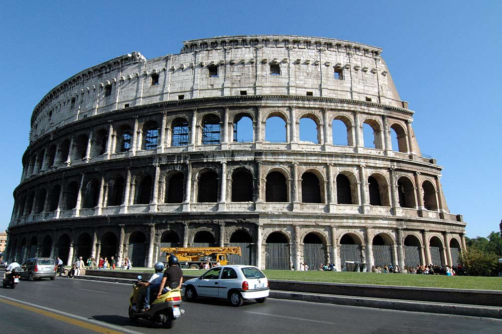 Colosseum Italia Makin Miring! 