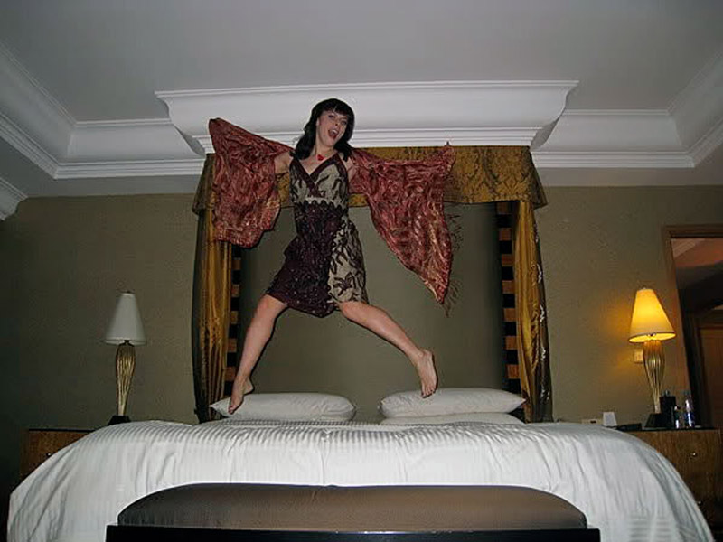 Demen Batik, Lenka Rela Dateng Ke Indonesia