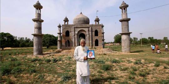 Demi Cinta, Tukang Pos Kasih Replika Taj Mahal Buat Istri thumbnail