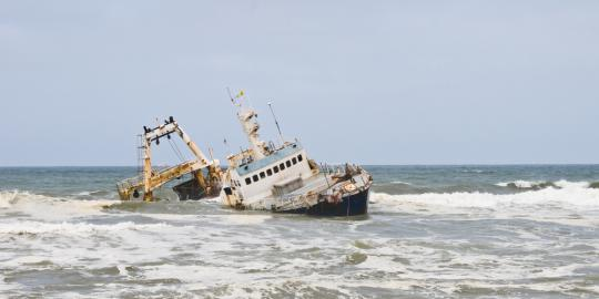 Dihantam Gelombang, Kapal Angkut BBM Tujuan Pulau Rote Tenggelam