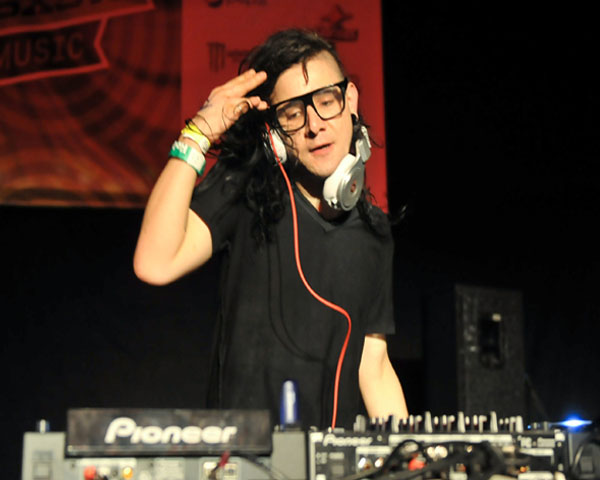 Gara Gara Niup Lilin, Rambut Skrillex Terbakar
