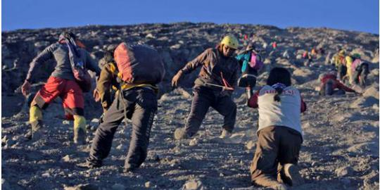 Gokil, Pria Ini Sukses Daki Semeru Dengan Berjalan Mundur?!
