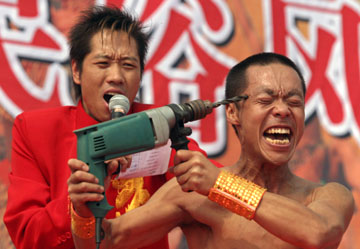Gokil, Tubuh Orang Ini Gak Mempan Ditembus Bor!