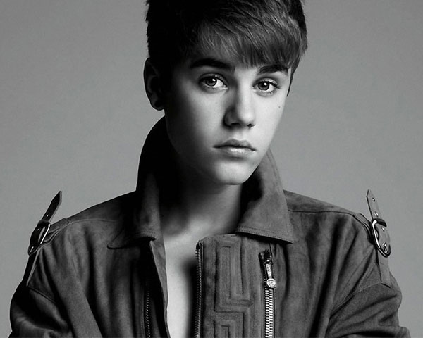Hantam dinding kaca, Justin Bieber pingsan di Konser Paris