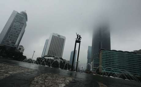Hujan Lebat Senin Pagi, Jakarta Ditelan Kabut thumbnail