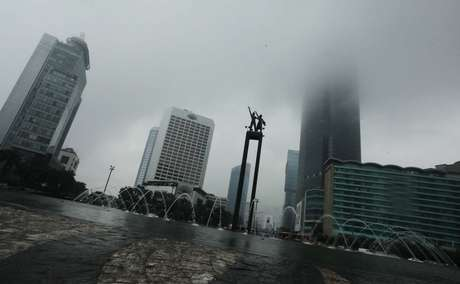 Hujan Lebat Senin Pagi, Jakarta Ditelan Kabut