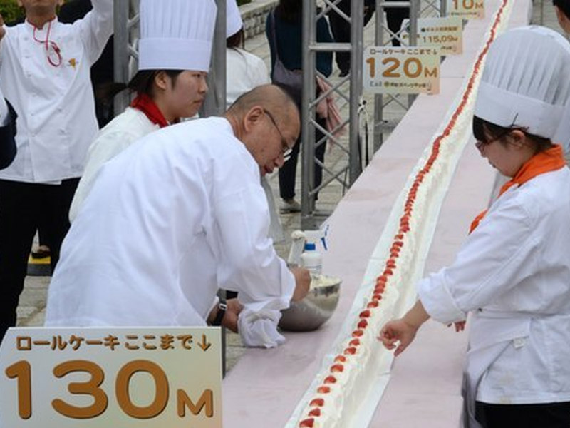Ini Dia Roll Cake Terpanjang Sedunia!