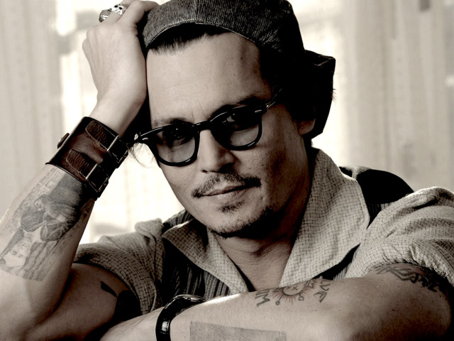Johnny Depp Tampil Serius di 'Transcendence' thumbnail