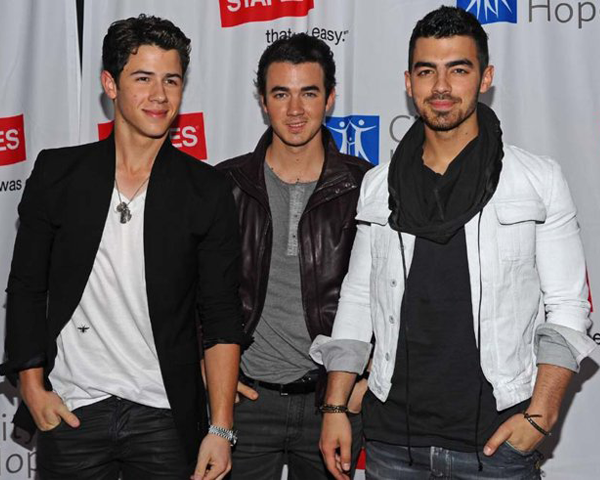 Jonas Brothers Goyang Lantai Disko