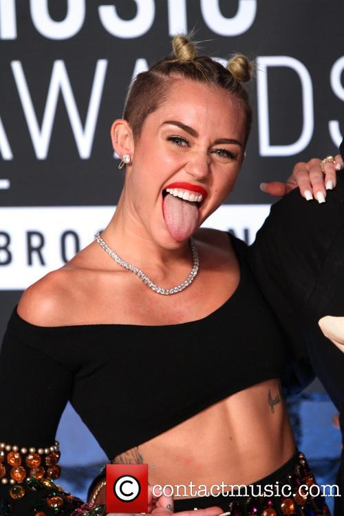Kontroversi Miley Cyrus: Cuek Meski Dikritik, Dihujat, Dibenci! thumbnail