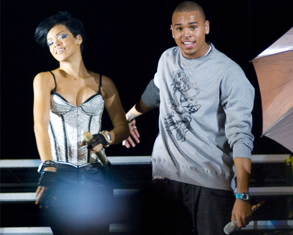 Lagu kolaborasi Rihanna-Brown diluncurkan via Internet