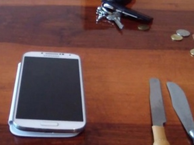 Layar Samsung Galaxy S4 Tahan Pisau, Bro!