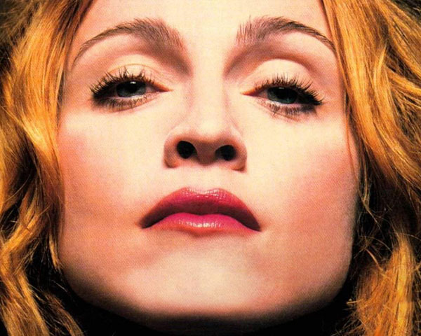 Madonna guncang panggung 'Super Bowl'