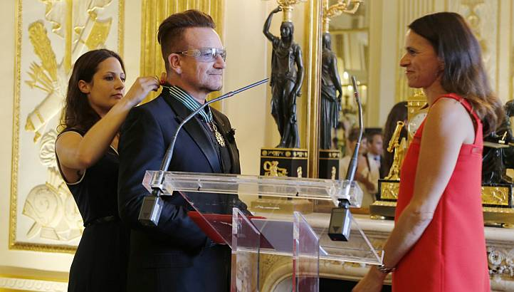 Manfaatin Ketenaran, Bono Dapat Penghargaan dari Pemerintah Prancis