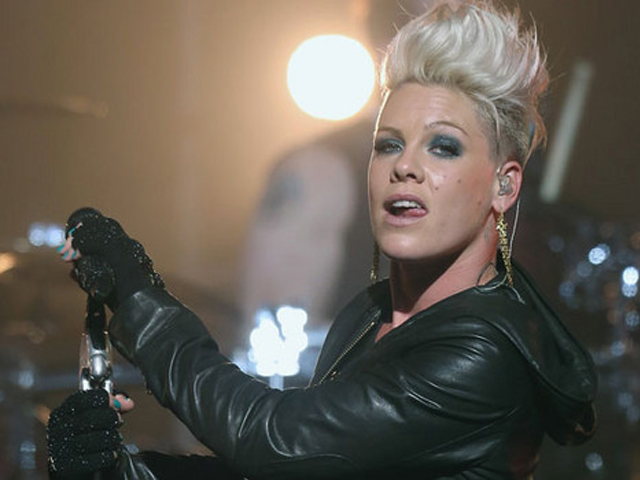 Pink Dituntut Sang Produser!
