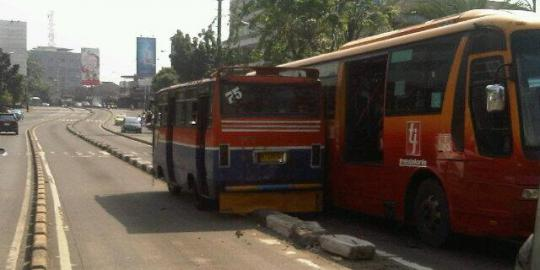 Serobot Jalur Busway, Metromini Serempet Transjakarta thumbnail