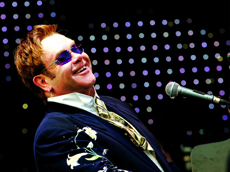 Sir Elton John Pesen Kamar Khusus Buat Kacamatanya