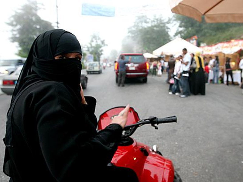Wanita Arab Sekarang Boleh Mengendarai Motor