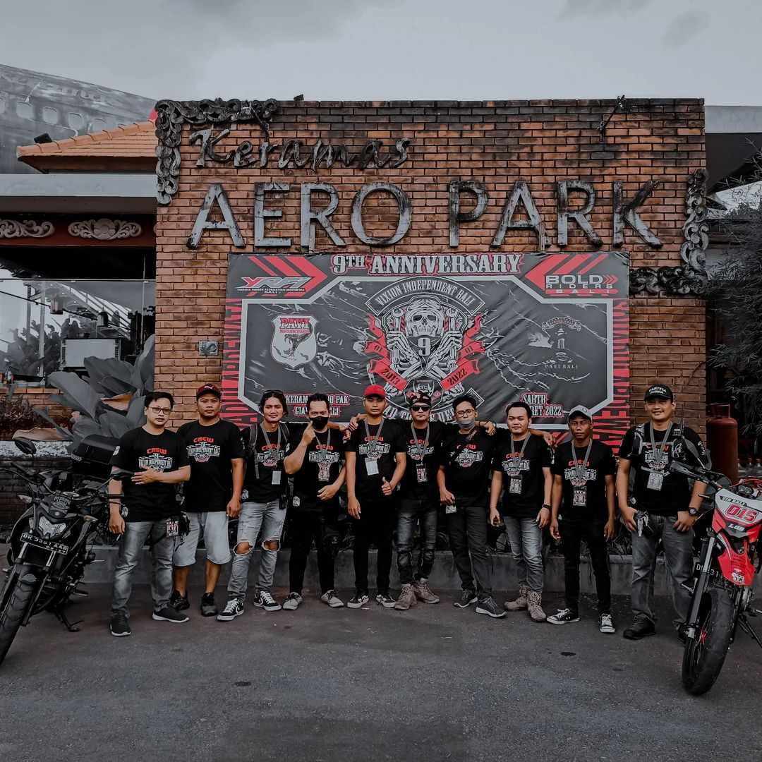 Tradisi di komunitas masing-masing