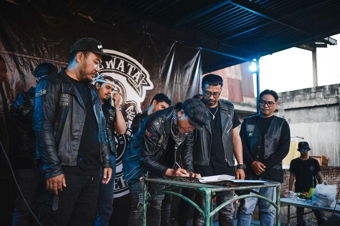 Tradisi di komunitas masing-masing