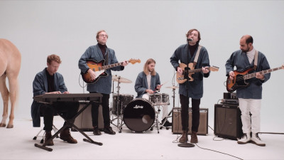 Di Tengah Pandemi, Band Ini Konser Dengan Cara yang Unik thumbnail