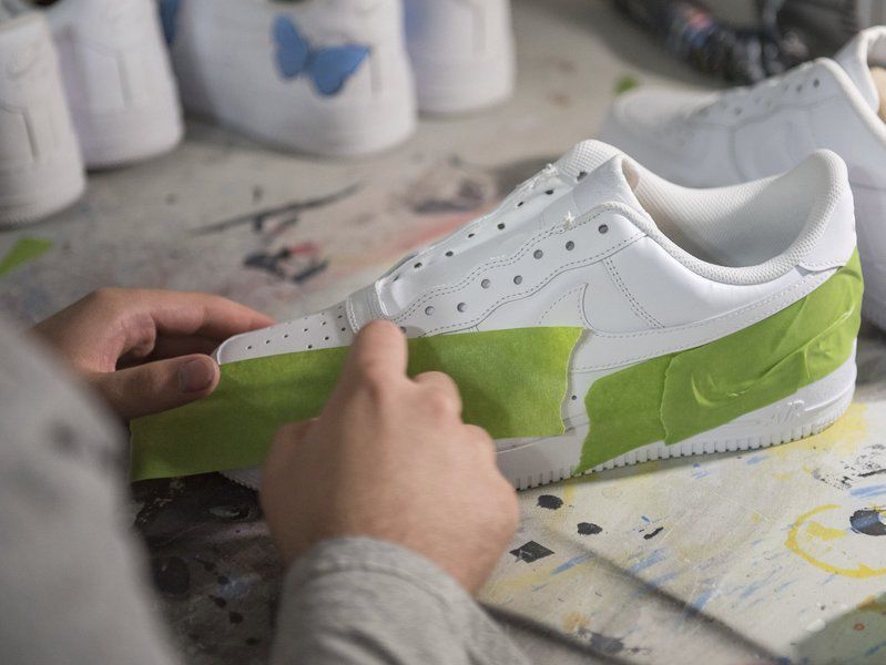 Custom Sneakers Pakai Bahan Unik