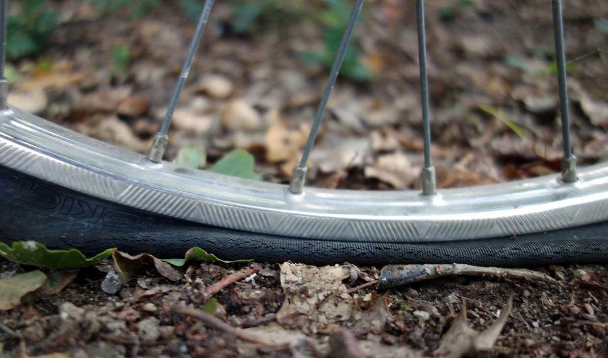 Pertolongan Pertama Ban Sepeda Bocor di Jalan