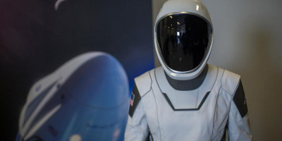 Keren! Desainer Kostum Batman Bikinin Kostum Astronot AS thumbnail