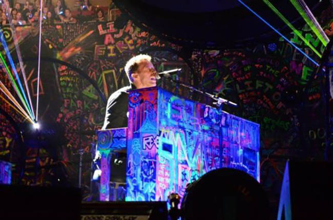 Coldplay Pernah Meledakan Piano Saat Konser