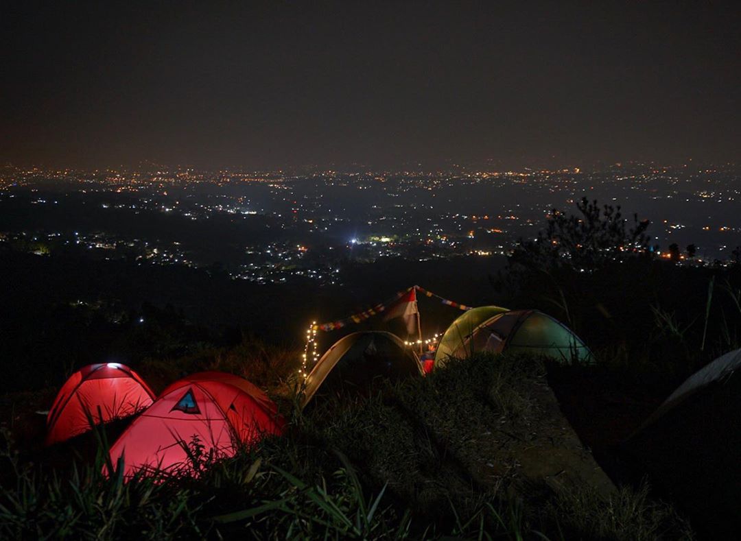 Kemah Sambil Nikmati Pemandangan Bogor Malam Hari Lazoneid