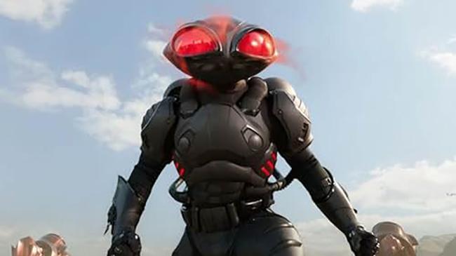 Black Manta Memiliki Kostum dan Teknologi Tinggi