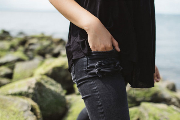 Ternyata Ini Alasan Kenapa Kantong Celana Jeans Cewek Lebih Kecil dari Pria