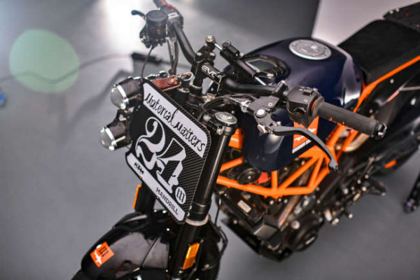 Perpaduan Warna Hitam Orange KTM Memang Selalu Keren