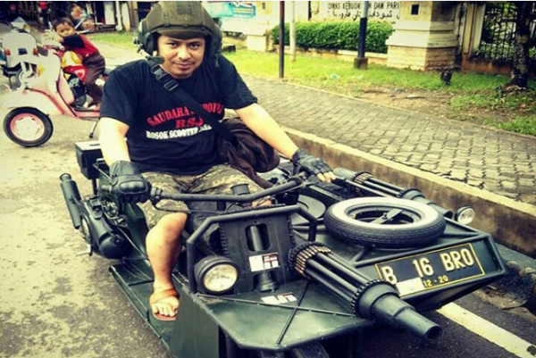 Apa Jadinya Jika Vespa Disulap Jadi Tank?