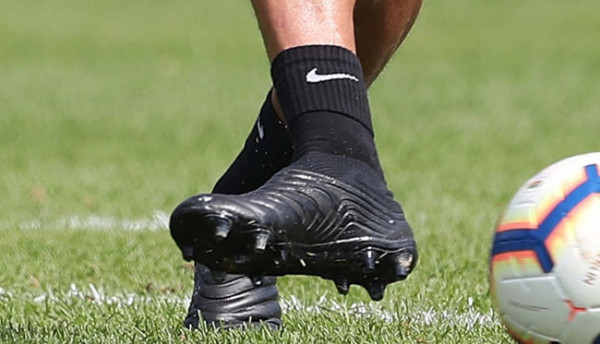 sepatu bola adidas blackout
